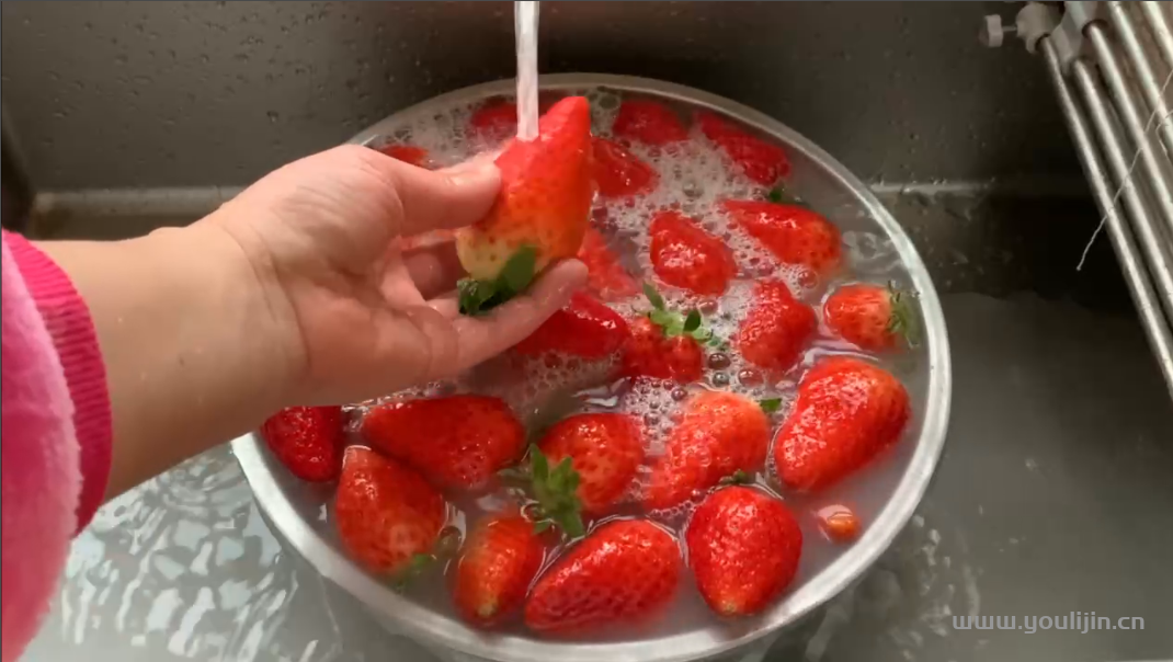 过年洗草莓，有人加盐有人加碱，都不对！教你正确做法，太干净了